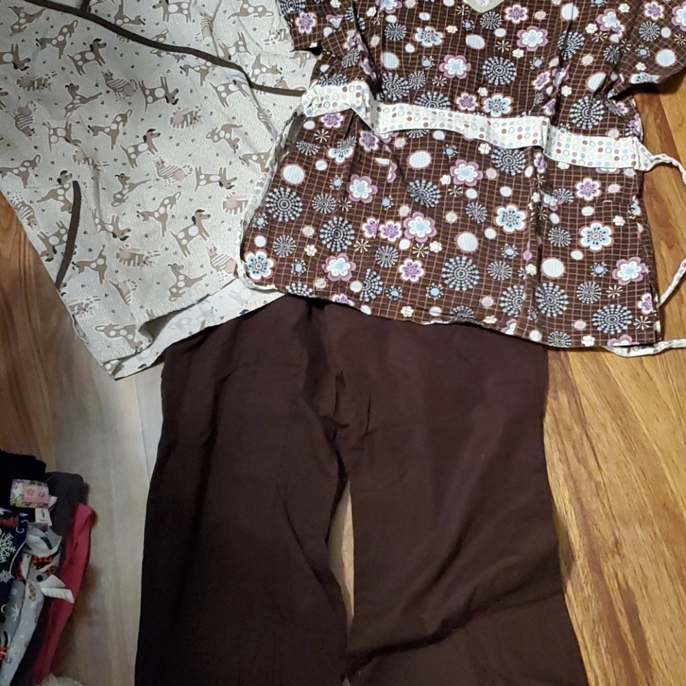 Brown scrub bundle 1 pants 2tops